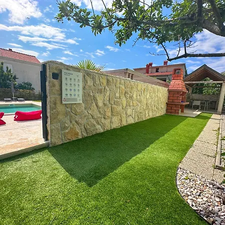 Anesa - Mit Privatterrasse, Laube Und Grill Sowie Grosse Poolarea * Baška