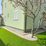 Anesa - Mit Privatterrasse, Laube Und Grill Sowie Grosse Poolarea Baska (Krk)